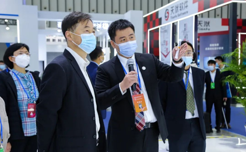 江蘇省工信廳副廳長池宇視察亨通展臺(tái)(圖1) 江蘇省工信廳副廳長池宇視察亨通展臺(tái)(圖1)